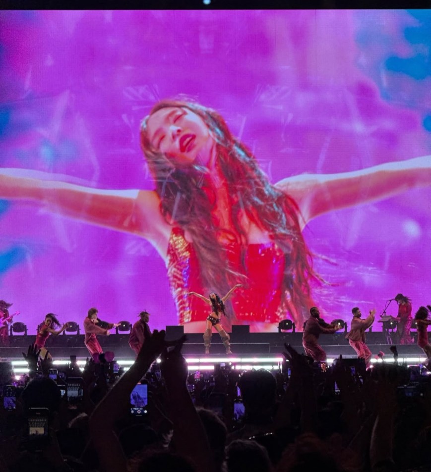 The crowd at Coachella wanted to rock with Jennie, but did Jennie want to rock with them? We dive into Jennie’s Coachella Weekend One performance 